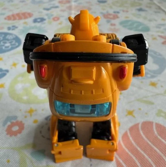 Hasbro Transformers War for Cybertron Netflix Bumblebee Action Figure - Picture 7 of 7